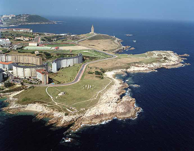 Torre de Hércules desde el interior de la ría