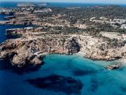 La costa hacia el N desde Cala Tarida