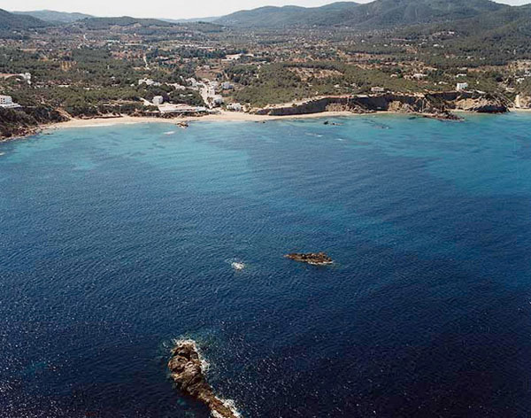 Platja d'Es Figueral y escollos negros