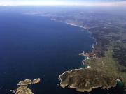 Costa enfrentada al puerto de A Coruña. A Marola es la isla del primer plano.