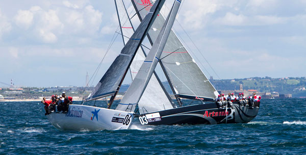 Fotos a bordo del Bribón durante la regata de entrenamiento del Circuito MedCup en Cascais