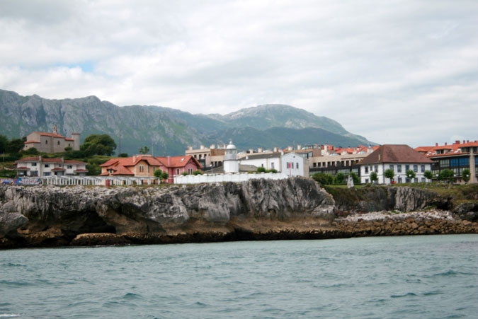 La costa Sur y el faro de Llanes