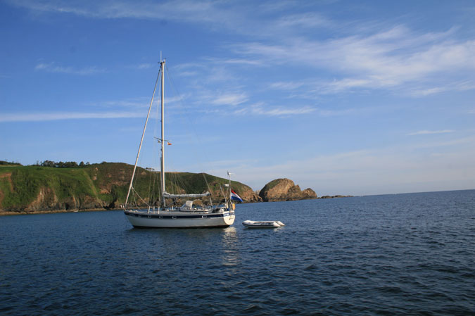 Fondeado al socaire de Punta del Castro