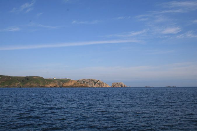 Punta de la Narvata. Ensenada de Llumeres. Sobrina de Fuera. Al fondo Cabo Peñas.