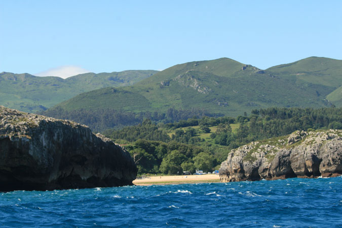 Ensenada y playa de Cuevas de Mar. Río de Nueva.