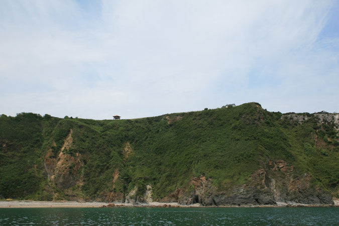 Horreo y capilla de la Regalina. Costa occidental de la ensenada de Cadavedo