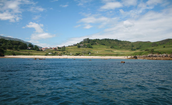 Piedras delante de la playa.