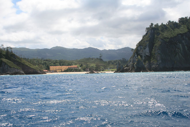 La playa de la Franca al fondo de la ría de Santiuste 