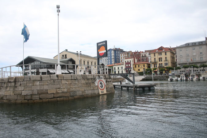 Estación de servicio de carburantes y Bandera Azul. Puerto Deportivo de Gijón