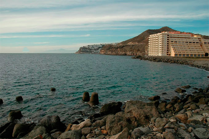 La costa entre el Puerto de Anfi y el puerto de Puerto Rico