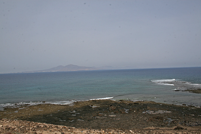 Punta San Martiño. Norte de Lobos. Al fondo Lanzarote