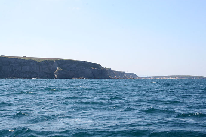 La costa de Langre. Al fondo la Isla de Santa Marina