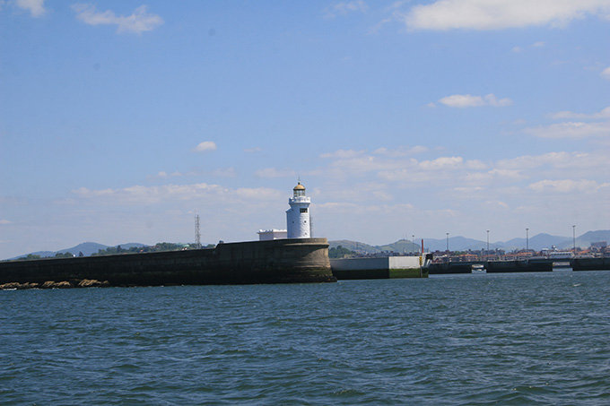 Baliza del dique de Algorta y nuevo puerto de cruceros