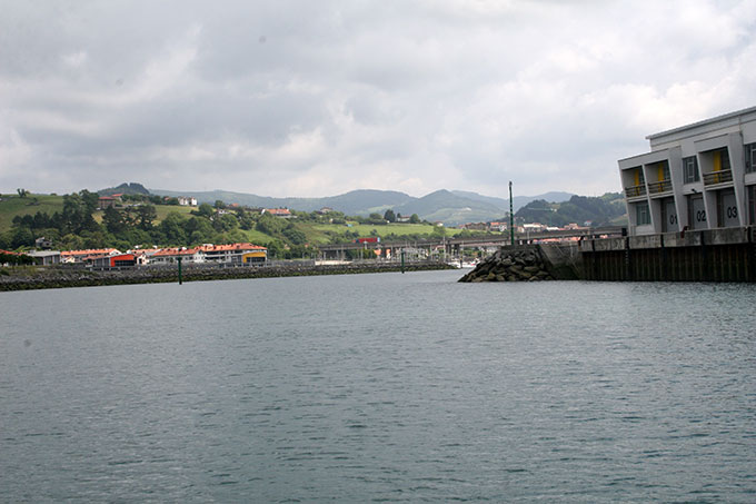 Muelle pesquero de Orio. Al fondo bocana del puerto deportivo