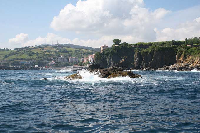 Piedra Ugarrari. Al fondo Bermeo