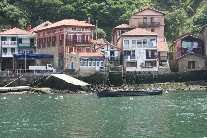 La vieja trainera nos habla de días de pesca, de ballenas, sardinas, de esfuerzo humano.