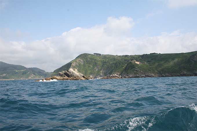 Isla Mollarri desde el W. Boca de la Ría de Orio al fondo