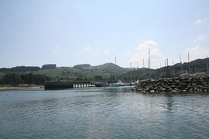 Bajando por el Urola la bocana del puerto deportivo a Er