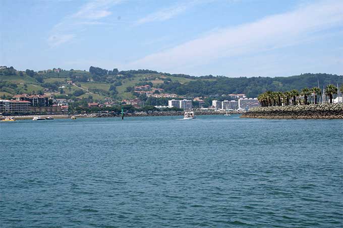 Navegando desde la barra del Bidasoa