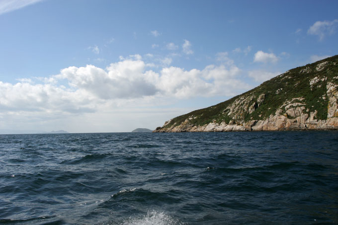 Costa occidental desde el N. Al fondo se aprecia la silueta de las Islas Cíes