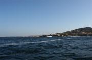 En primer palno la Punta Curro das Cabras. Costa occidental de Sálvora