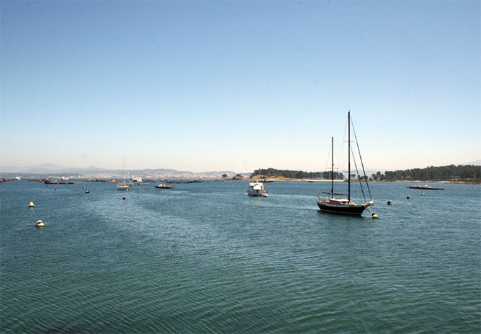 Fondeadero de O Grove. Isla de A Toxa al fondo