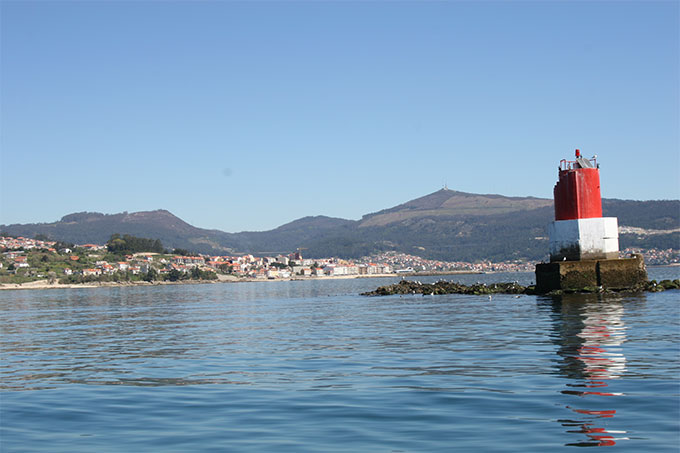 Bajos del Con de Pego. A fondp Moaña y el monte Faro Domaio