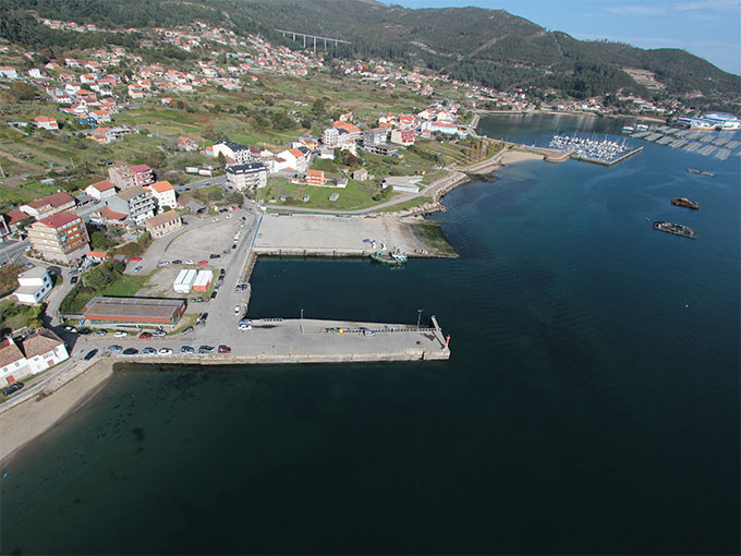 Puerto de Domaio. Al fondo el puerto deportivo A tella