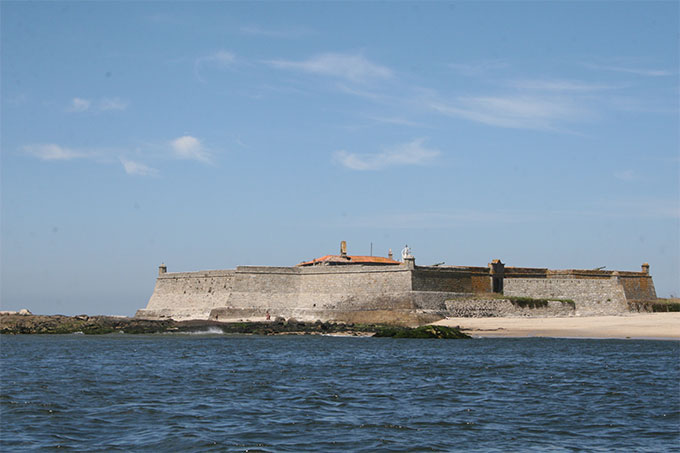 Fortaleza y playa de A Insua