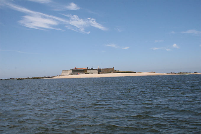 Fortaleza y playa de A Insua