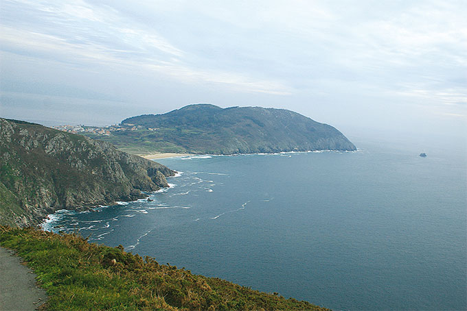 Playa de Mar de Fora. Cabo Fisterra al fondo