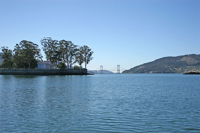 Canal entre el islote Lobeira y San Antonio para embarcaciones menores. 