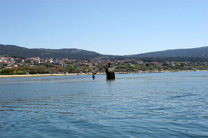 Punta do Cabo y conjunto escultórico dedicado a Julio Verne, En bajamar queda en seco.