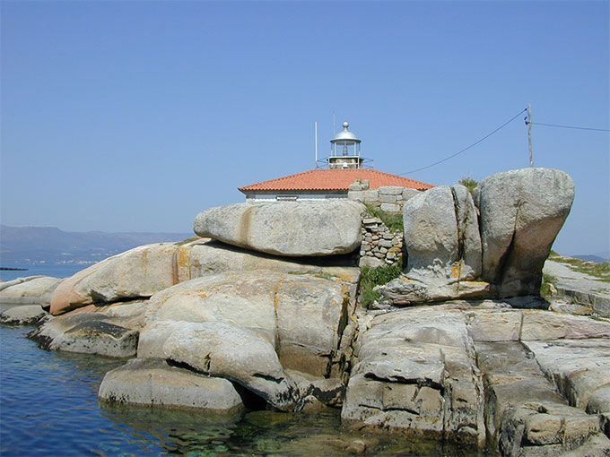 Linterna asomándose sobre las rocas