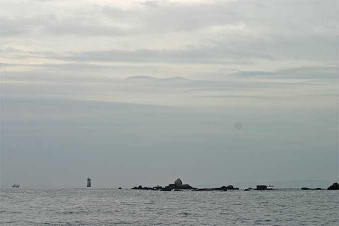 Xidoiros. Al fondo la baliza Pedra seca