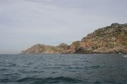 Costa oceánica de la isla de Monte Agudo desde la ensenada de Lago