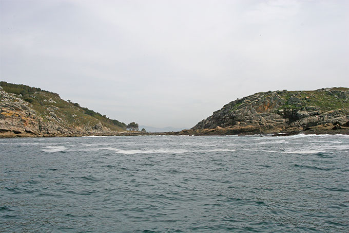 Ensenada do Lago. Puente artificial. Unión de las Islas del Norte