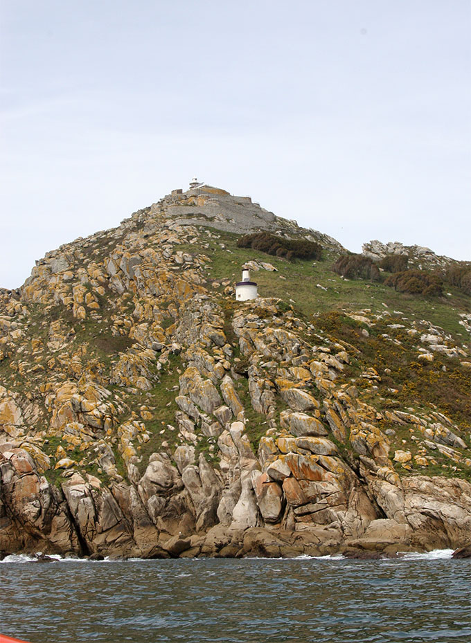 Punta Canabal. Faro de Punta Canabal y faro de Ciíes