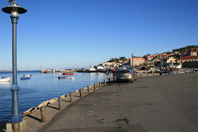 Puerto de Aldán desde el paseo marítimo