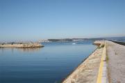 Bocana del puerto deportivo de Vilanova. Al fondo la Ría de Arousa