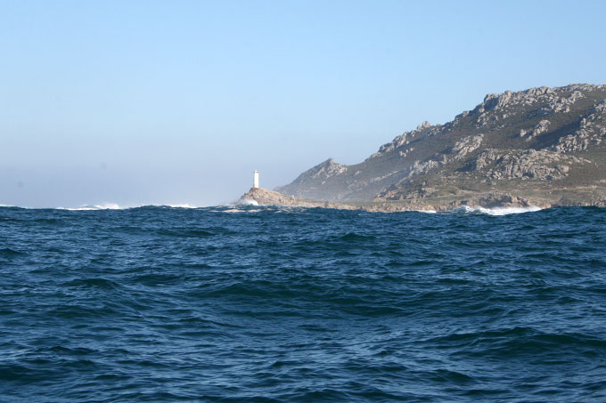 Arribando a la Ría de Corme y Laxe. Faro del Roncuso desde el SW