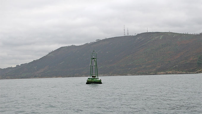 La boya Muela del Segaño vista desde el exterior de la ría