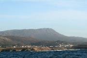 Costa S cercana a Cabo Corrubedo. La Curota al fondo