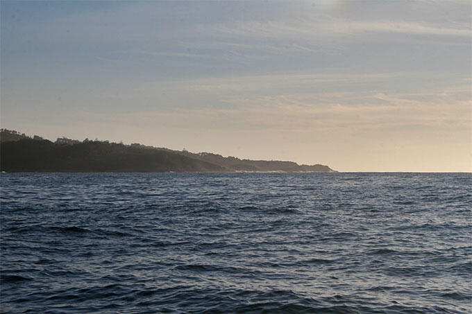 La costa por la proa hacia poniente