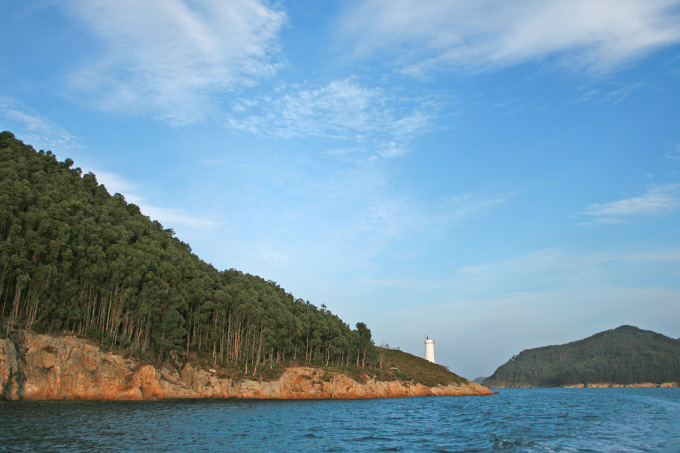 Punta do Santo desde el interior del canal