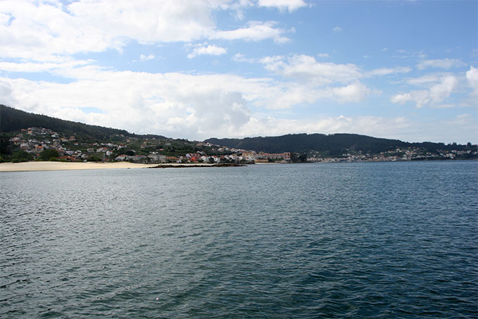 Playa de Agrelo. Al fondo Bueu