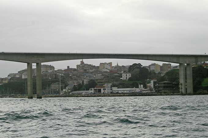 Proa al paso del puente de los Santos. Ribadeo al fondo