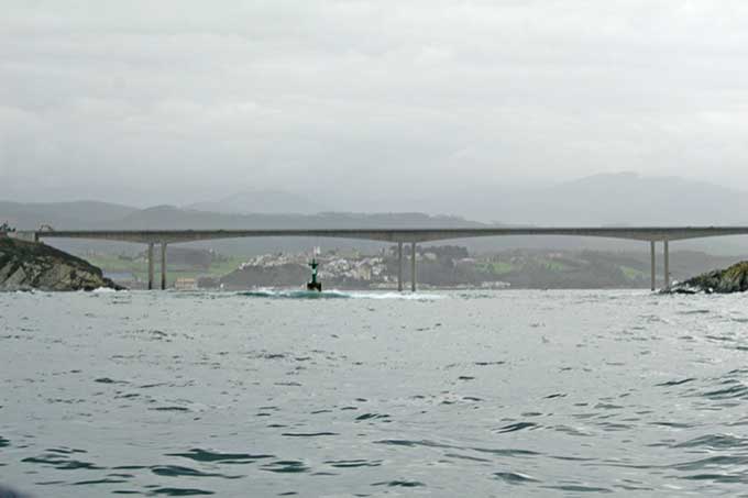 Ría de Ribadeo. baliza del bajo Carraias. Puente de los Santos