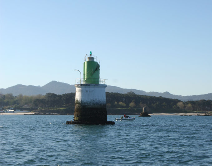 Baliza del Tofiño enfilada con la antigua baliza de la Brasileira. Al fondo Cabo de Mar