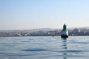 Baliza Tofiño enfilada con el faro del Museo del Mar